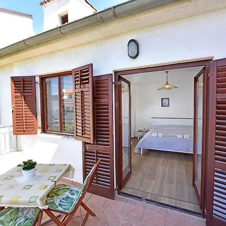 Apartment Mak Charming Close To The Sea