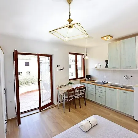 Apartment Mak Charming Close To The Sea